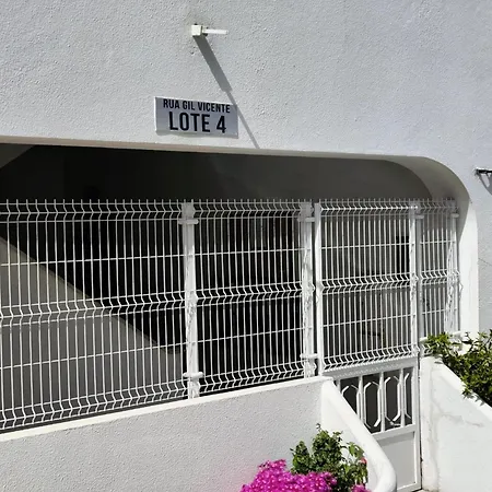 Casa Flor - T2 No Centro Da - Αλμπουφέιρα